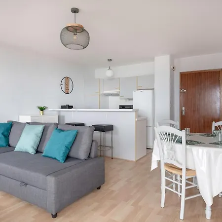 Tres Bel Avec Vue Sur A *