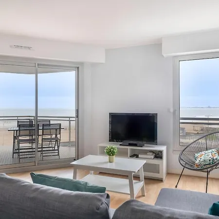 Appartement Tres Bel Avec Vue Sur La A *